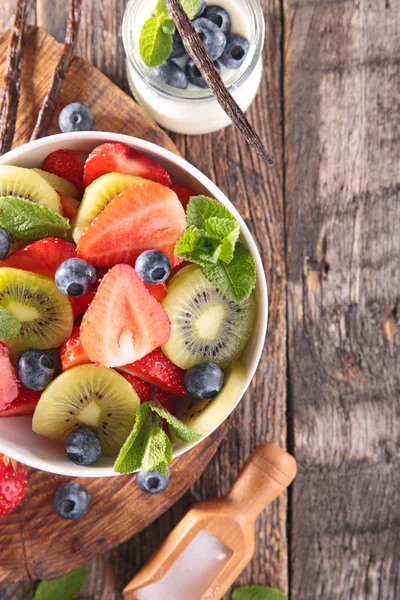 Salada de frutas e iogurte — Fotografia de Stock