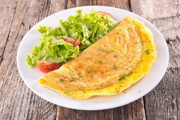 Omelete e salada no prato — Fotografia de Stock