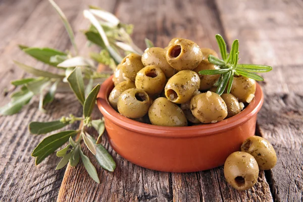 Groene olijven en bladeren — Stockfoto