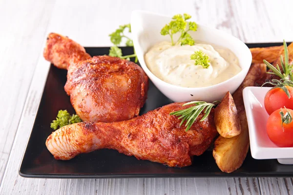 Gambe di pollo fritte con patatine fritte — Foto Stock