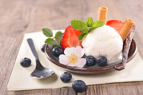 딸기와 아이스크림 볼 — 스톡 사진