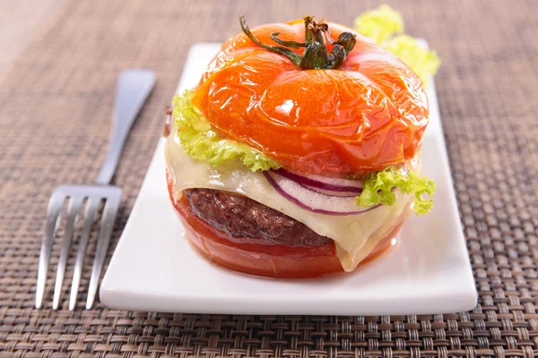 Tomate assado, carne de bovino e queijo — Fotografia de Stock