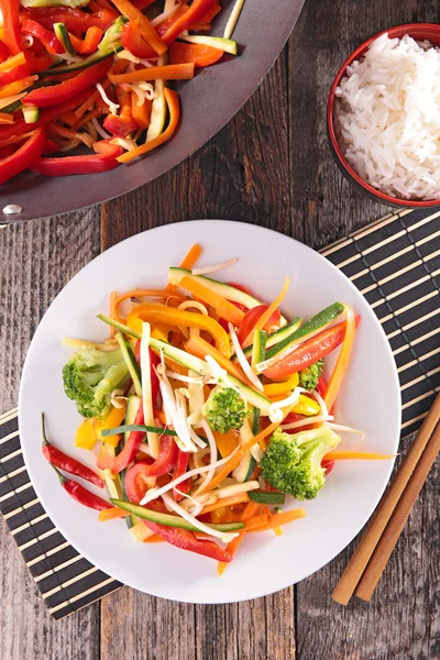 Verduras fritas con wok —  Fotos de Stock