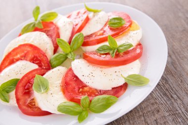 Caprese salatası fesleğen ile