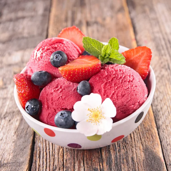 Miska růžového zmrzliny s ovocem — Stock fotografie