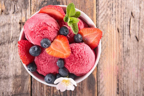 Miska růžového zmrzliny s ovocem — Stock fotografie