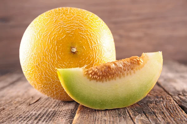 Ganze und in Scheiben geschnittene süße Melone — Stockfoto