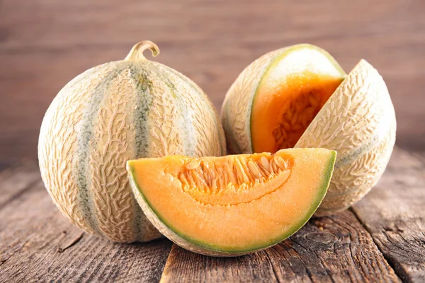 Hel och skivad söt melon — Stockfoto