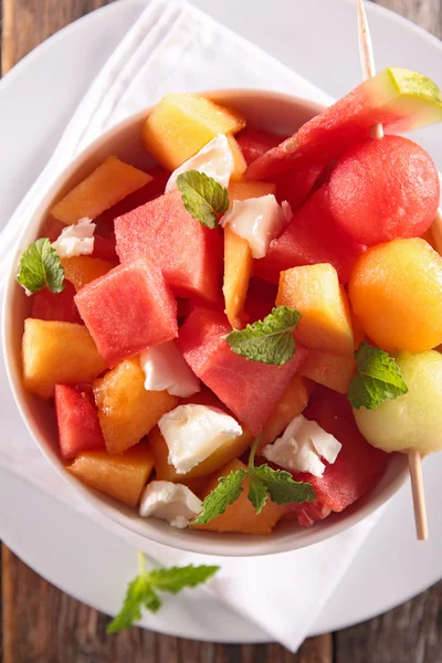 Fruktsallad med kapade vattenmelon och melon — Stockfoto