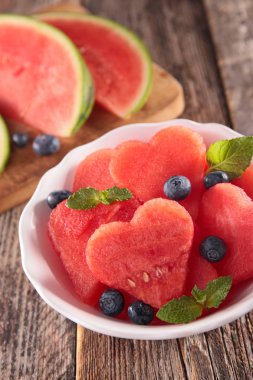 Kalp sembolünde dilimli karpuz