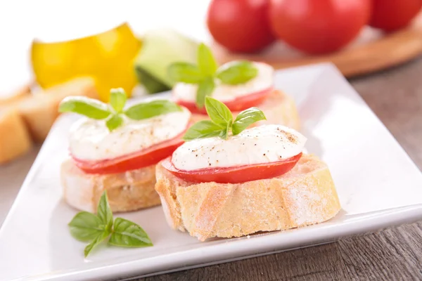 Bruschetta con hierba de albahaca —  Fotos de Stock