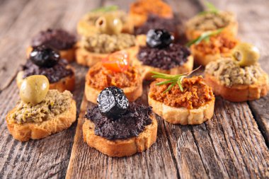 ahşap üzerine tapenade ile kanepe