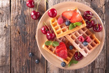 Waffle dondurma ve çilek ile