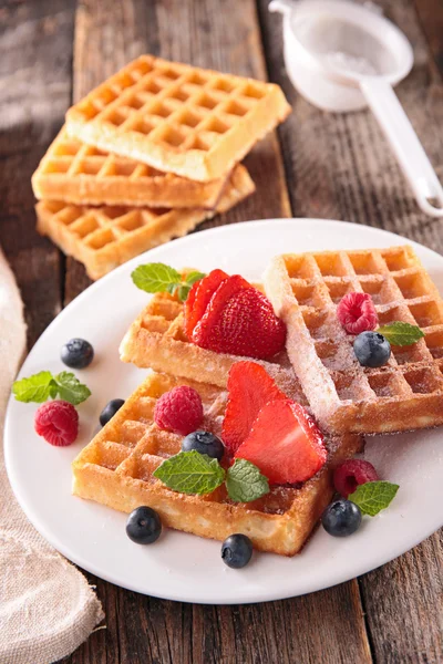 Wafels met bessen op tafel — Stockfoto