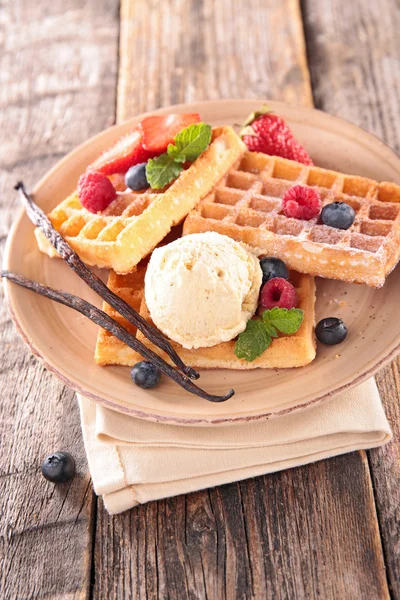 Waffles com sorvete e bagas — Fotografia de Stock