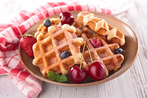 Waffles com sorvete e bagas — Fotografia de Stock