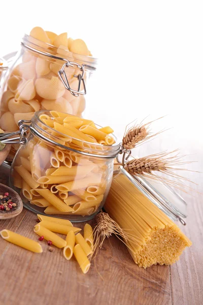 Primi diversi tipi di pasta in vasetti — Foto Stock