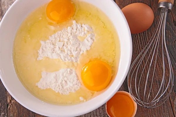 Ingredienti uova e farina — Foto Stock