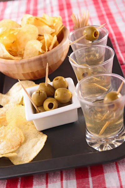 Potato chips and alcohol drink — Stock Photo, Image