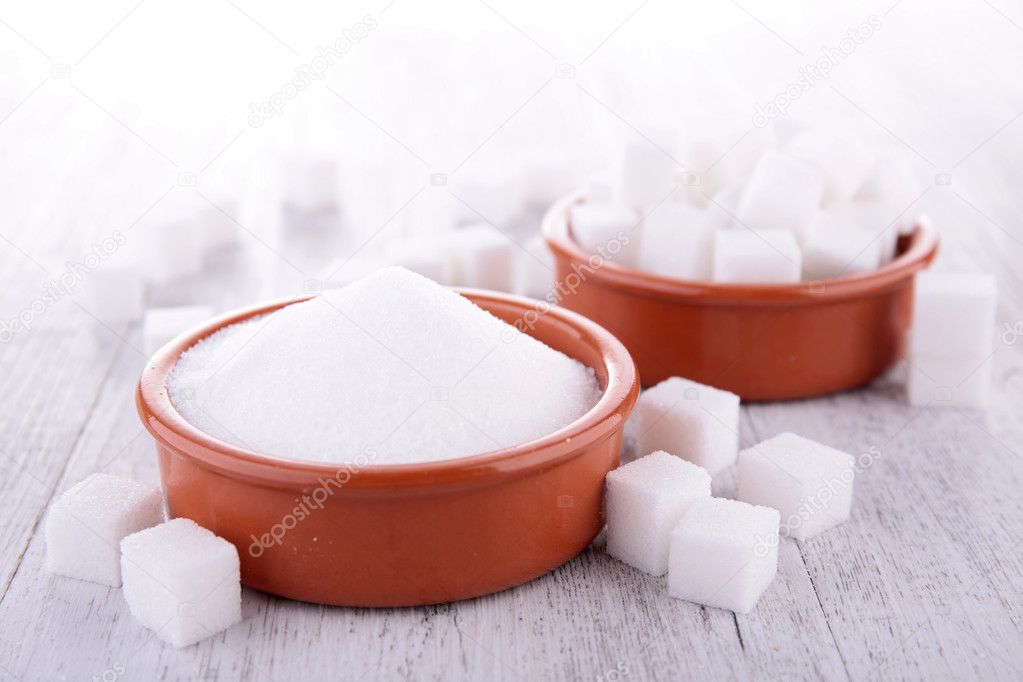 Sugar cube and powder in bowls
