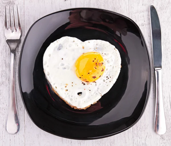 Kızarmış yumurta kalp şekli — Stok fotoğraf