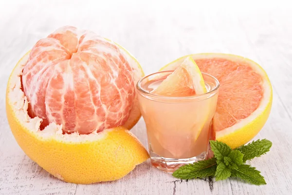 Grapefruitsap in glas — Stockfoto
