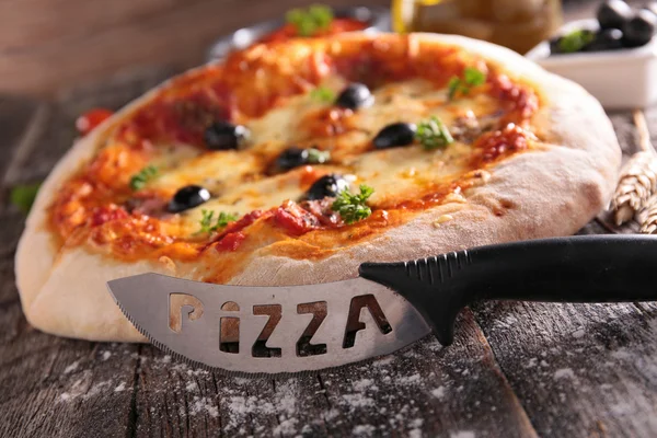 Pizza assada com azeitonas — Fotografia de Stock