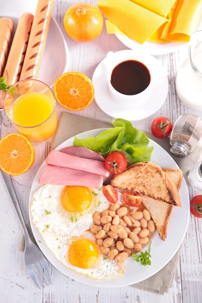 Breakfast with egg and beans — Stock Photo, Image