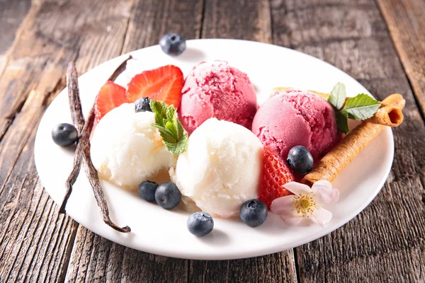 열매가 달린 아이스크림 — 스톡 사진