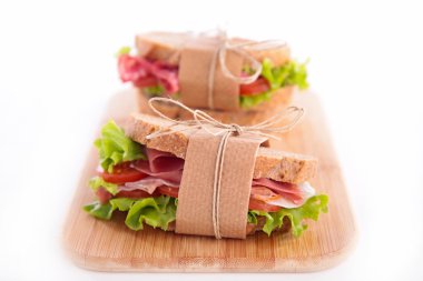 marul ve salamlı sandviç