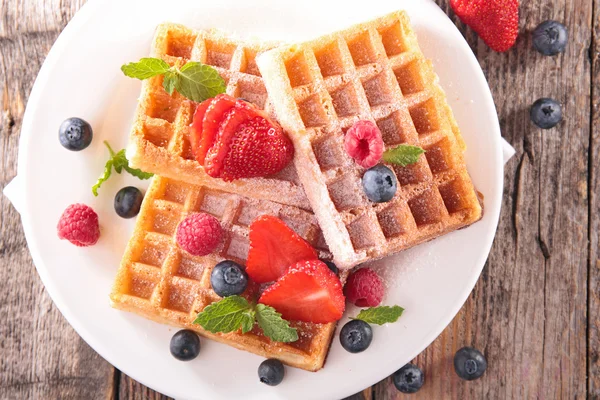 Waffle e sobremesa de bagas — Fotografia de Stock