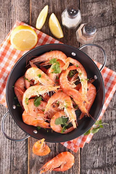 Boiled shrimps in pan — Stock Photo, Image