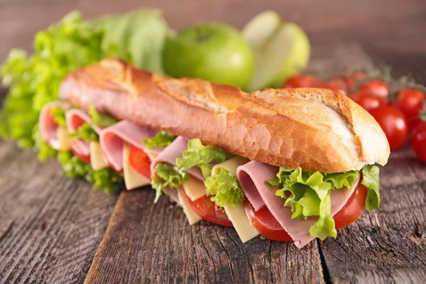 Sandwich met ham, tomaten, sla — Stockfoto