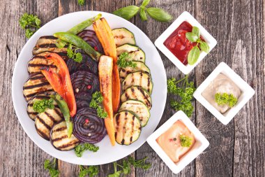 Izgara sebze ve sos.