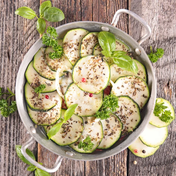 Braadpan met courgette in pan — Stockfoto