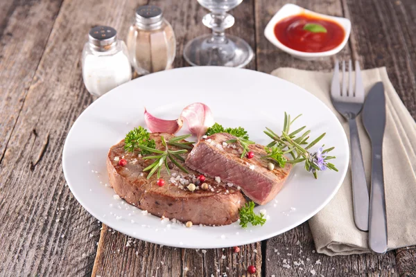 Carne de bovino grelhada e ervas aromáticas, especiarias — Fotografia de Stock