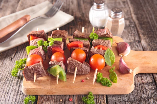 Gegrilde vlees en groenten — Stockfoto
