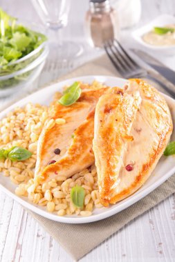 tahıllar ile kızarmış tavuk göğsü