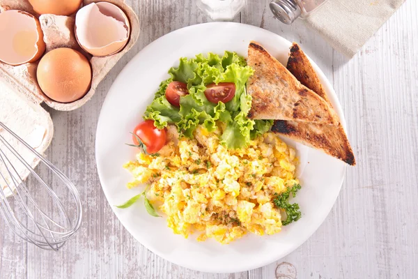 Plato de huevo revuelto con tomates — Foto de Stock