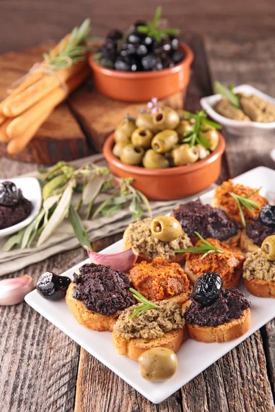 Canapé com tapenada e azeitonas — Fotografia de Stock