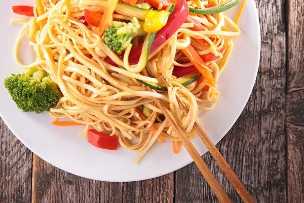 Fried noodles and sliced vegetables — Stock Photo, Image