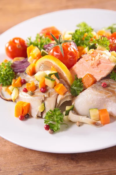 Pesce al forno con verdure miste — Foto Stock