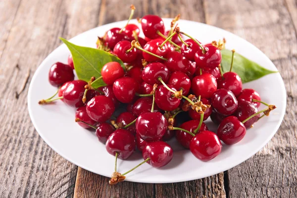 Fresh and juicy cherry — Stock Photo, Image