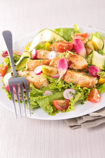 Salat mit frischem Gemüse und Hühnchen — Stockfoto