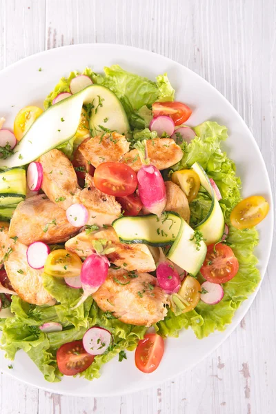 Салат со свежими овощами и курицей — стоковое фото