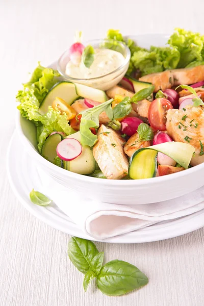 Taze sebze ve Tavuk salatası — Stok fotoğraf