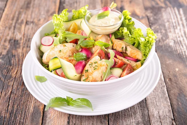 Salat mit frischem Gemüse und Hühnchen — Stockfoto