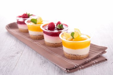 peynirli kek ve tiramisu tatlılar