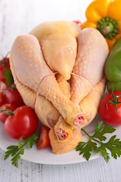 Surowy kurczak z warzywami — Zdjęcie stockowe
