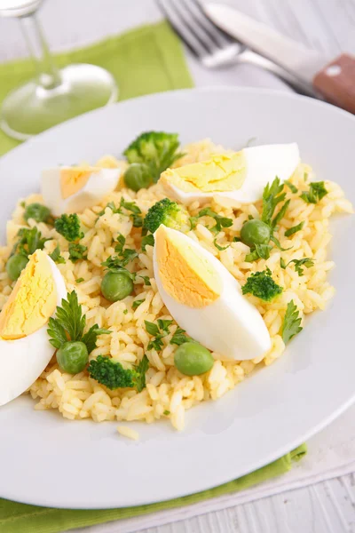 Pirinç, yumurta ve bezelye — Stok fotoğraf